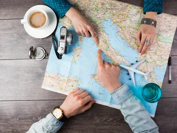 buscando destinos en un mapa para viajar buscando destinos en un mapa para viajar