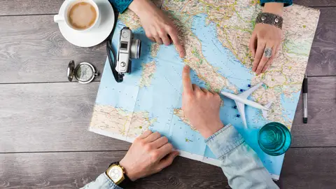 buscando destinos en un mapa para viajar buscando destinos en un mapa para viajar