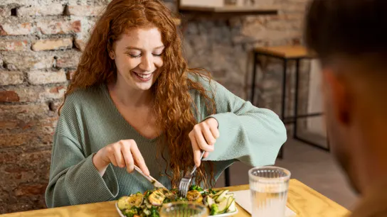 Una persona comiendo un plato saludable. Una persona comiendo un plato saludable.