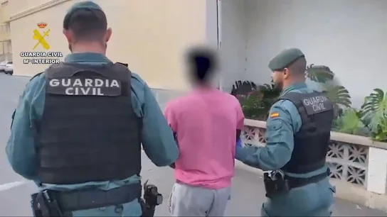 La Guardia Civil con un detenido La Guardia Civil con un detenido