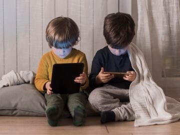 Ni&ntilde;os menores de 5 a&ntilde;os mirando pantallas