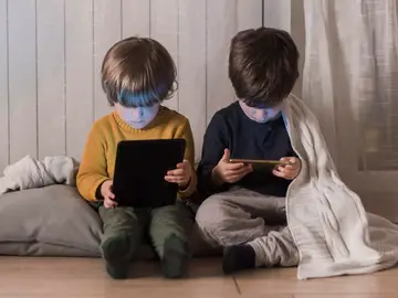 Niños menores de 5 años mirando pantallas Niños menores de 5 años mirando pantallas