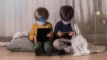 Niños menores de 5 años mirando pantallas Niños menores de 5 años mirando pantallas