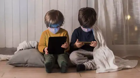 Niños menores de 5 años mirando pantallas Niños menores de 5 años mirando pantallas
