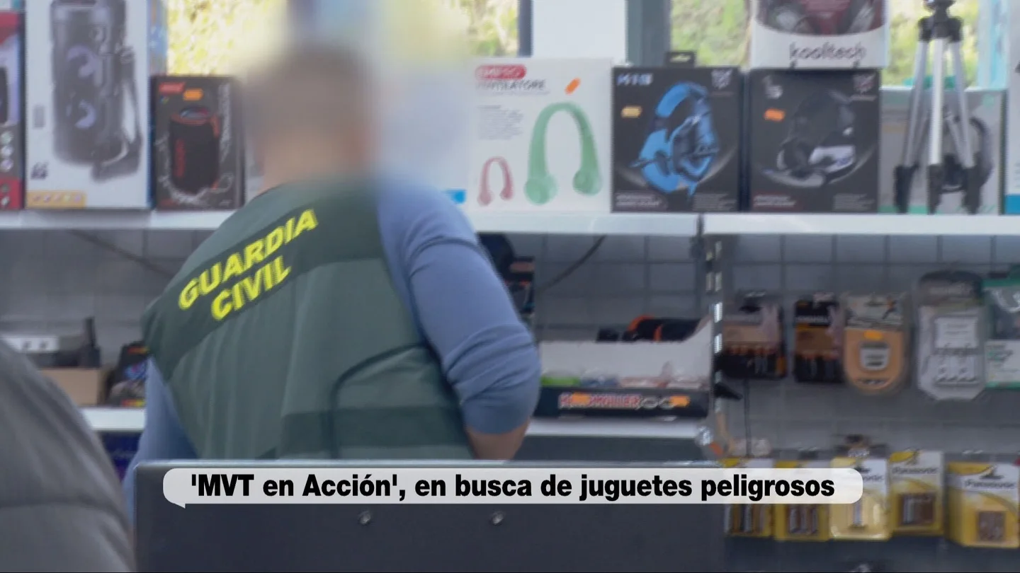 La Guardia Civil en un almacén en busca de juguetes peligrosos La Guardia Civil en un almacén en busca de juguetes peligrosos