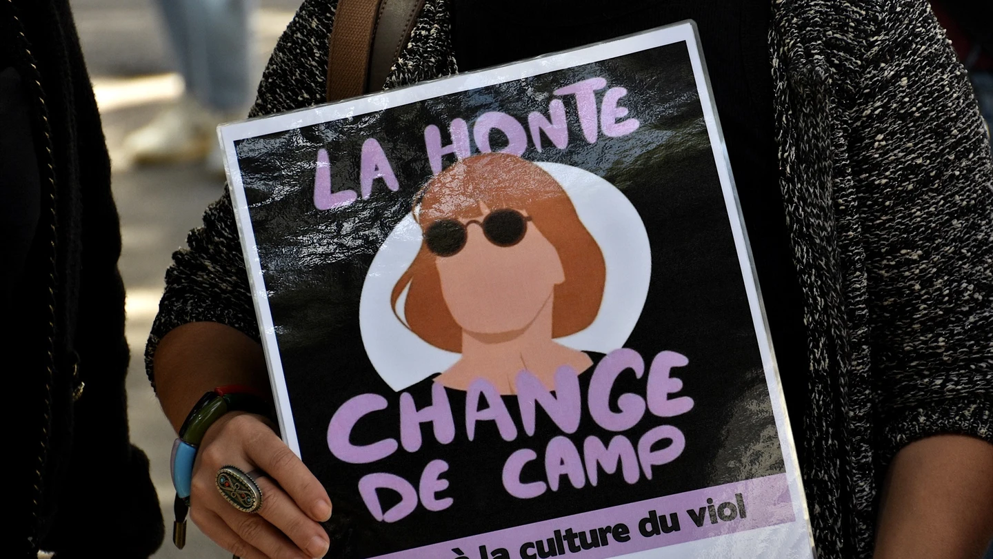 Cartel de apoyo a Gisèle Pelicot escrito en francés que dice 'La vergüenza cambia de bando. No a la cultura de la violación'. Cartel de apoyo a Gisèle Pelicot escrito en francés que dice 'La vergüenza cambia de bando. No a la cultura de la violación'.
