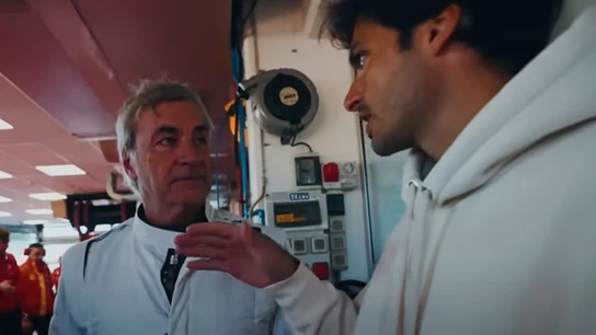 El vídeo completo de Carlos Sainz padre al volante del Ferrari: "Está bajando un segundo por vuelta..." El vídeo completo de Carlos Sainz padre al volante del Ferrari: "Está bajando un segundo por vuelta..."