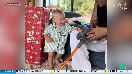 La reacción viral de un niño al ver que le regalan un aspirador en Navidad La reacción viral de un niño al ver que le regalan un aspirador en Navidad