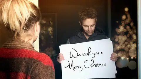 Fotografía que evoca una de las escenas más emblemáticas de la película Love Actually Fotografía que evoca una de las escenas más emblemáticas de la película Love Actually