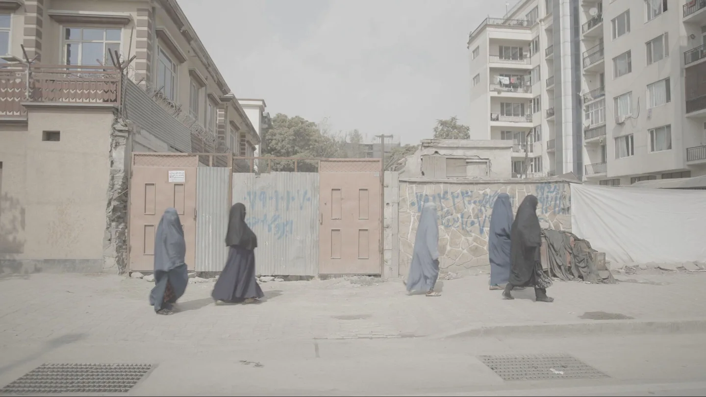 Varias mujeres afganas caminan por las calles de su ciudad totalmente cubiertas. Varias mujeres afganas caminan por las calles de su ciudad totalmente cubiertas.