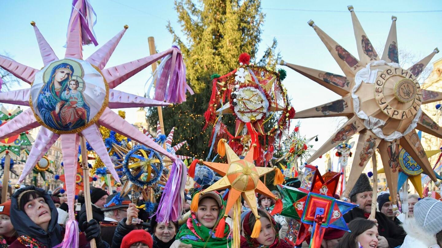 Desfile de Navidad y Año Nuevo en el centro de Leópolis (Lyiv), Ucrania.