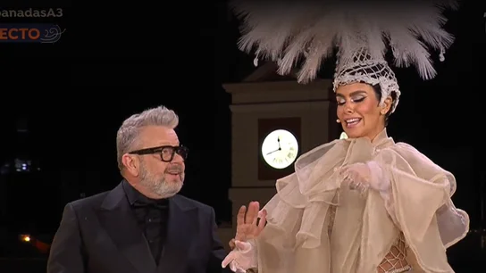 El descuido de Cristina Pedroche minutos antes de destapar su vestido de las Campanadas 2024: "¡Uy, que se me ve!" El descuido de Cristina Pedroche minutos antes de destapar su vestido de las Campanadas 2024: "¡Uy, que se me ve!"