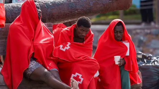 Varios migrantes descansan en la playa de Las Galletas, en el sur de Tenerife, este miércoles. Varios migrantes descansan en la playa de Las Galletas, en el sur de Tenerife, este miércoles.
