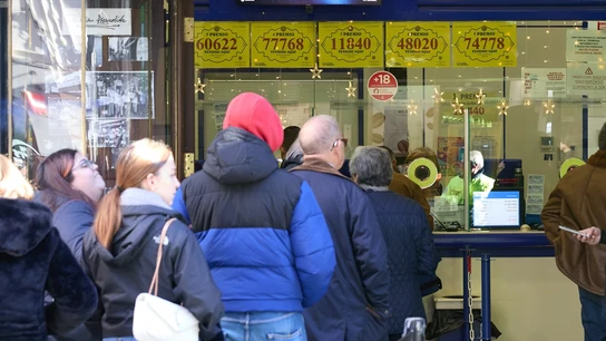 Varias personas hacen cola en Doña Manolita para comprar décimos de cara al Sorteo de El Niño. Varias personas hacen cola en la administración de Lotería Doña Manolita para comprar décimos de cara al Sorteo de El Niño, a 26 de diciembre de 2024, en Madrid (España).