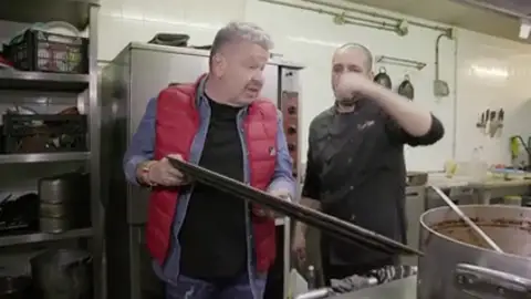 Chicote, sin palabras al ver la cocina de 'BrasasYmás' y escuchar la "excusa" del dueño: "No soy guarro, no tengo fuerzas para limpiar" Chicote, sin palabras al ver la cocina de 'BrasasYmás' y escuchar la "excusa" del dueño: "No soy guarro, no tengo fuerzas para limpiar"