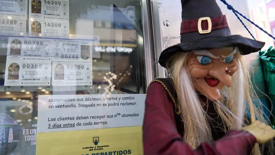 Décimos para el Sorteo de El Niño en una administración de lotería, a 26 de diciembre de 2024, en Madrid (España).  Décimos para el Sorteo de El Niño en una administración de lotería, a 26 de diciembre de 2024, en Madrid (España).