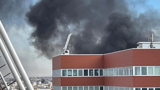 Aparatoso incendio en un edificio del centro de Madrid: una nube de humo negro sorprende a la capital Incendio de una azotea en un edificio de la calle San Bernardo de Madrid, a la altura de la glorieta de Quevedo, que ha quedado extinguido a primera hora de esta tarde sin que se hayan producido heridos.