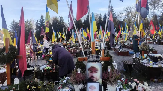 Múltiples familias ucranianas en el cementerio militar de Leópolis. Múltiples familias ucranianas en el cementerio militar de Leópolis.