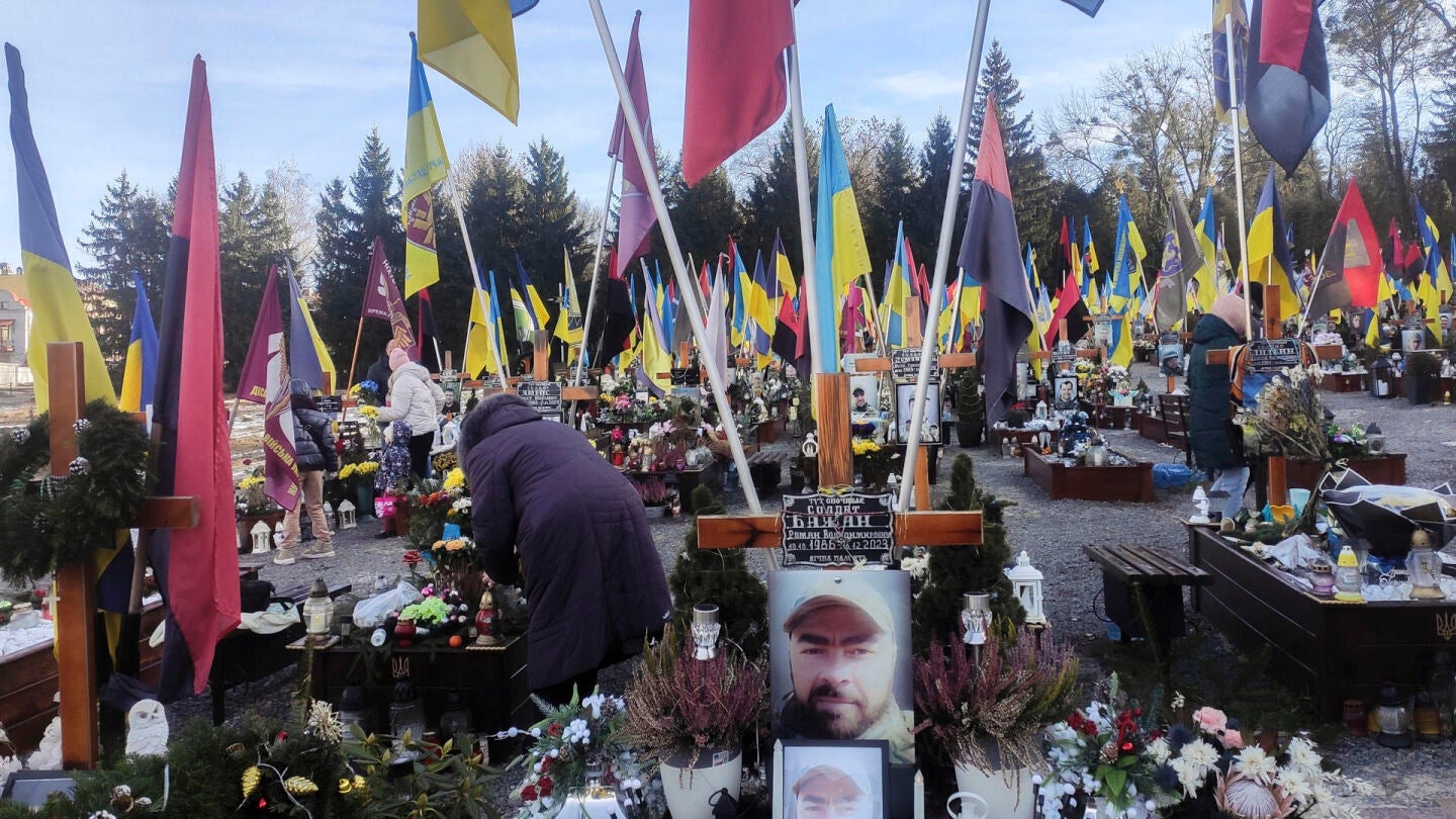 Múltiples familias ucranianas en el cementerio militar de Leópolis. 