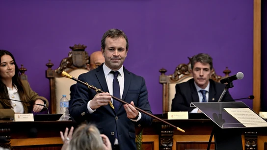 El nuevo alcalde de Jaén, Julio Millán (PSOE) sujeta el bastón de mando durante el pleno de moción de censura en el Ayuntamiento de Jaén.  El nuevo alcalde de Jaén, Julio Millán (PSOE) sujeta el bastón de mando durante el pleno de moción de censura en el Ayuntamiento de Jaén.
