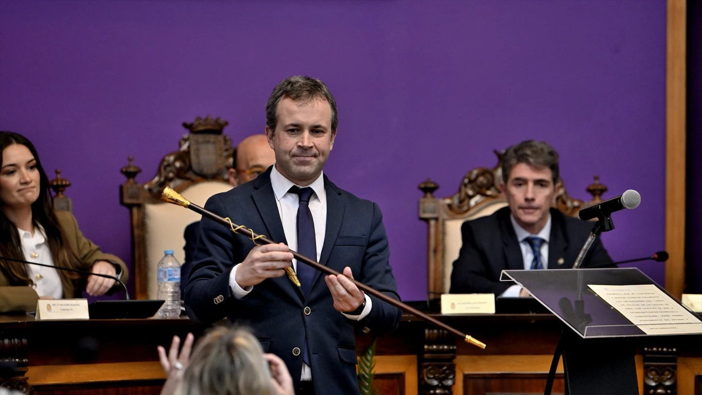 El nuevo alcalde de Jaén, Julio Millán (PSOE) sujeta el bastón de mando durante el pleno de moción de censura en el Ayuntamiento de Jaén. El nuevo alcalde de Jaén, Julio Millán (PSOE) sujeta el bastón de mando durante el pleno de moción de censura en el Ayuntamiento de Jaén.