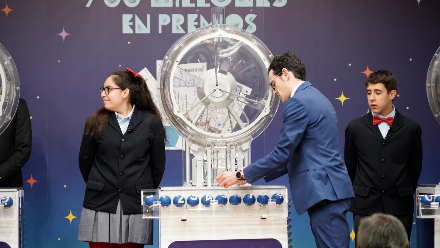 Preparación de los bombos y las bolas antes de la celebración del Sorteo Extraordinario del Niño. Preparación de los bombos y las bolas antes de la celebración del Sorteo Extraordinario del Niño.