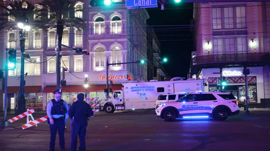 Fotografía de vehículos de la Policía en el lugar donde se llevó a cabo un atentado de Año Nuevo en Nueva Orleans Fotografía de vehículos de la Policía en el lugar donde se llevó a cabo un atentado de Año Nuevo en Nueva Orleans