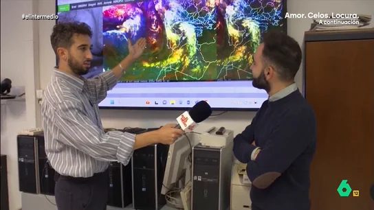 Isma Juárez 'demuestra' sus conocimientos sobre meteorología: "La primera ya la has fallado" El reportero ha visitado la sede de la Agencia Estatal de Meteorología para conocer, con mayor profundidad, la labor de esta institución y, además, saber si el fin de semana podría celebrar una barbacoa.