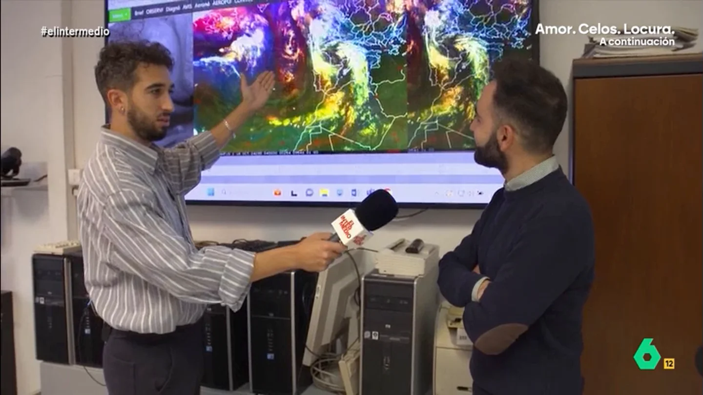 Isma Juárez 'demuestra' sus conocimientos sobre meteorología: "La primera ya la has fallado" El reportero ha visitado la sede de la Agencia Estatal de Meteorología para conocer, con mayor profundidad, la labor de esta institución y, además, saber si el fin de semana podría celebrar una barbacoa.