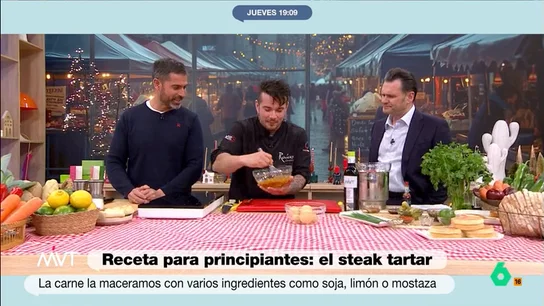 El chef Carlos Maldonado y Pablo Ojeda enseñan cómo elaborar un steak tartar: la receta paso a paso El cocinero y el nutricionista muestran cómo elaborar un delicioso steak tartar, una receta sencilla y deliciosa. Descubre cómo se elabora en el vídeo principal.