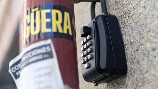 Caja de seguridad para las llaves de un piso de alquiler turístico, en Madrid (España). Caja de seguridad para las llaves de un piso de alquiler turístico, en Madrid (España).