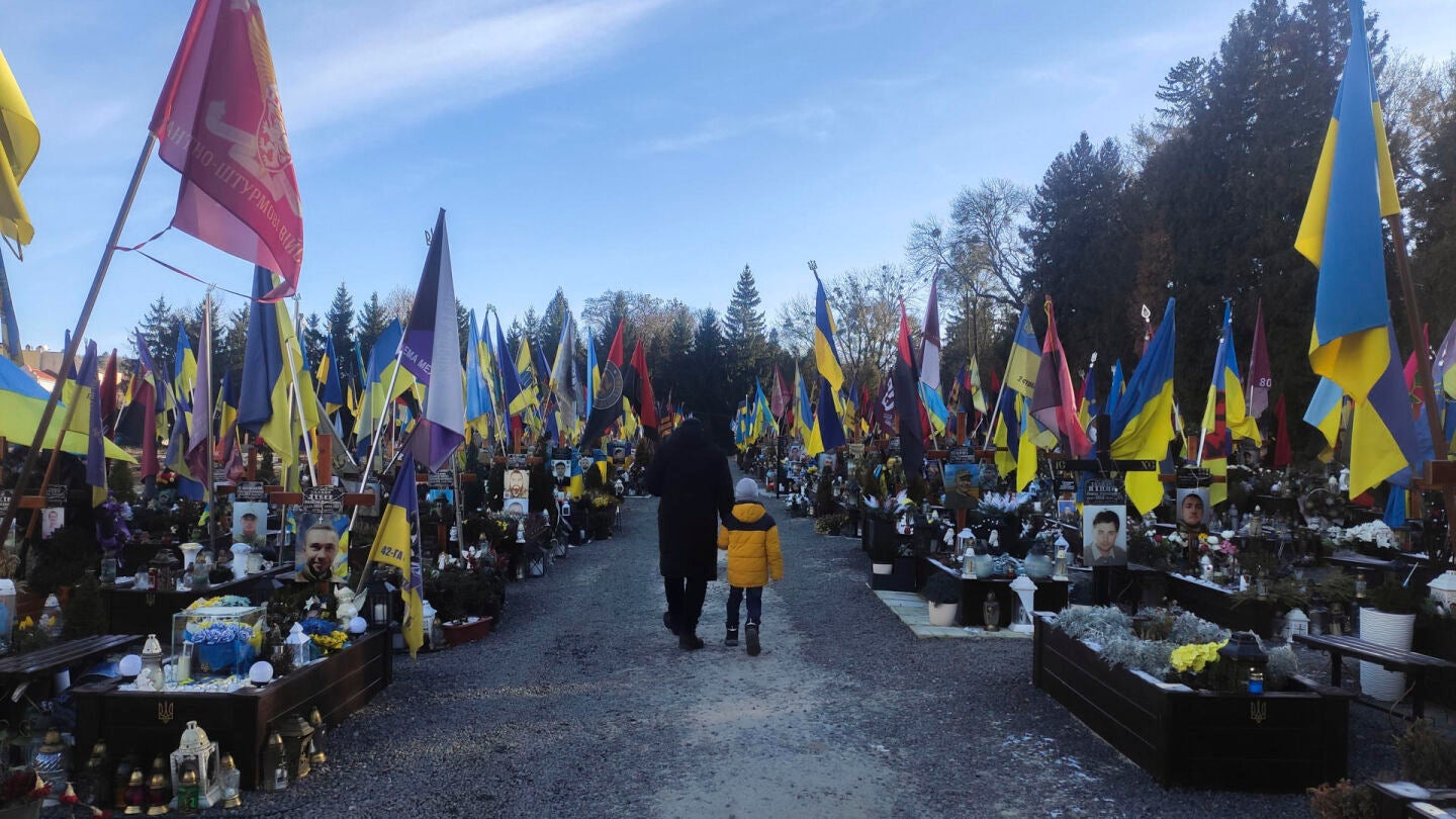 Múltiples familias ucranianas acudieron a visitar a sus seres queridos enterrados en el Cementerio Militar de Leópolis.