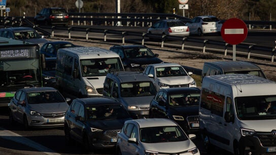 Atasco de veh&iacute;culos en la A-5, a 20 de diciembre de 2024, en Madrid (Espa&ntilde;a). 