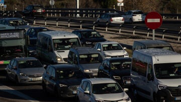 Atasco de veh&iacute;culos en la A-5, a 20 de diciembre de 2024, en Madrid (Espa&ntilde;a). 