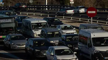 Atasco de vehículos en la A-5, a 20 de diciembre de 2024, en Madrid (España). Atasco de vehículos en la A-5, a 20 de diciembre de 2024, en Madrid (España).