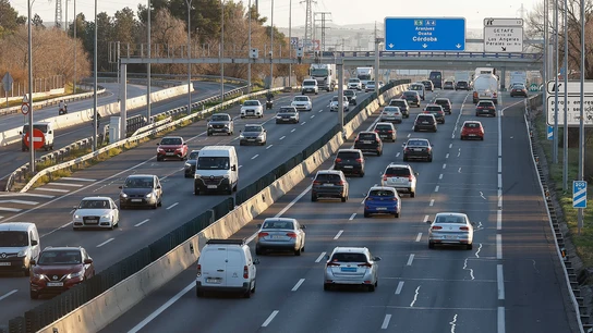 Varios vehículos circulan por la A-4 durante la segunda fase de la operación especial de tráfico de las fiestas navideñas. Varios vehículos circulan por la A-4 durante la segunda fase de la operación especial de tráfico de las fiestas navideñas.