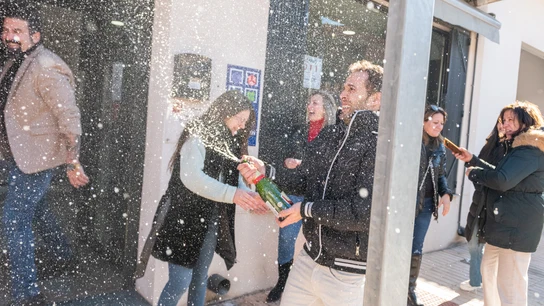Agraciados con el ‘Primer Premio’ del Sorteo Extraordinario de El Niño 2024 correspondiente al número 94974 celebra su suerte en la administración, a 6 de enero de 2024, en Villarobledo, Albacete, Castilla-La Mancha (España). Agraciados con el ‘Primer Premio’ del Sorteo Extraordinario de El Niño 2024 correspondiente al número 94974 celebra su suerte en la administración, a 6 de enero de 2024, en Villarobledo, Albacete, Castilla-La Mancha (España).