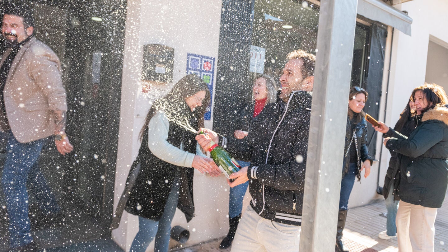 Agraciados con el &lsquo;Primer Premio&rsquo; del Sorteo Extraordinario de El Ni&ntilde;o 2024 correspondiente al n&uacute;mero 94974 celebra su suerte en la administraci&oacute;n, a 6 de enero de 2024, en Villarobledo, Albacete, Castilla-La Mancha (Espa&ntilde;a).