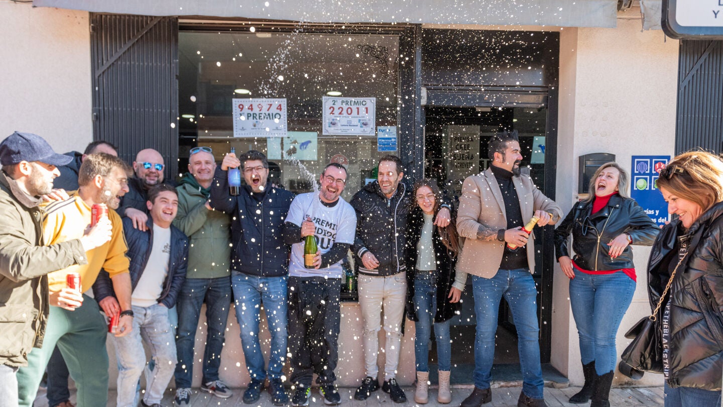 Agraciados con el &lsquo;Primer Premio&rsquo; del Sorteo Extraordinario de El Ni&ntilde;o 2024 correspondiente al n&uacute;mero 94974 celebra su suerte en la administraci&oacute;n, a 6 de enero de 2024, en Villarobledo, Albacete, Castilla-La Mancha (Espa&ntilde;a). 