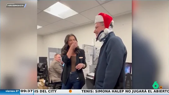 Un padre sorprende a su hija en su trabajo para que no pase sola la Navidad Un padre sorprende a su hija en su trabajo para que no pase sola la Navidad