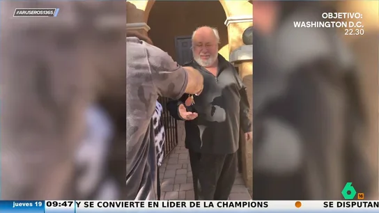 La emoción de un abuelo cuando hacen realidad su sueño: así le regalan un Ford de 1955 La emoción de un abuelo cuando hacen realidad su sueño: así le regalan un Ford de 1955