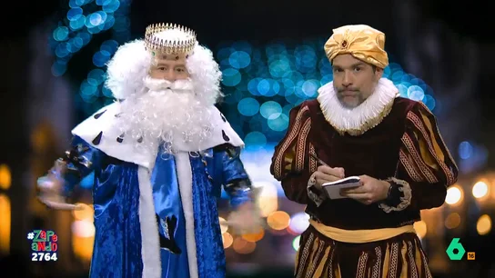 El 'Rey Melchor' se enfada al descubrir que su camello ha sido 'fichado' en Arabia: "Esto a Papá Noel no le pasa..." Zapeando contacta en exclusiva con el 'rey mago' para que envíe un mensaje tranquilizador a todos los niños pero uno de sus 'pajes' lo visita con muy malas noticias.