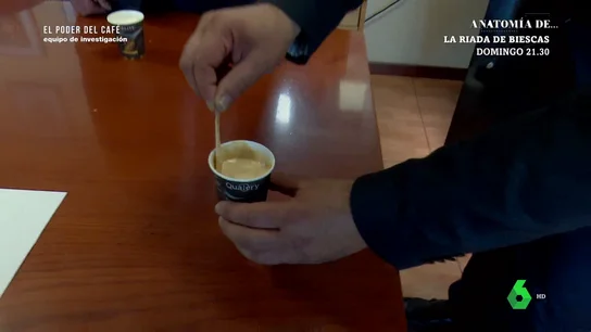 Así es la prueba de la paletina: el 93% de los cafés con leche que expiden las máquinas de vending de España no la pasan Así es la prueba de la paletina: el 93% de los cafés con leche que expiden las máquinas de vending de España no la pasan