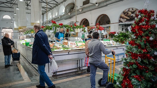 Varias personas en el mercado de abastos realizan sus comprar el día previo a la cena de Nochebuena. Varias personas en el mercado de abastos realizan sus comprar el día previo a la cena de Nochebuena.