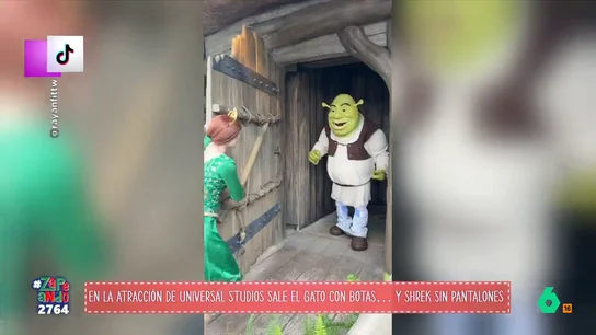 Sorprenden a 'Shrek' con los pantalones por los tobillos: "Qué contenta salía Fiona..." Los visitantes de Universal Studios, en Estados Unidos, que asistían al espectáculo protagonizado por los personajes de la película 'Shrek' vivieron un momento bastante cómico e inesperado.