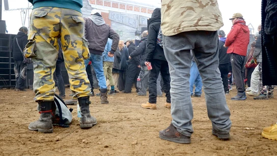Varias personas en las inmediaciones del aeropuerto de Ciudad Real, donde se celebra una macrofiesta ‘rave’ desde Nochevieja Varias personas en las inmediaciones del aeropuerto de Ciudad Real, donde se celebra una macrofiesta ‘rave’ desde Nochevieja