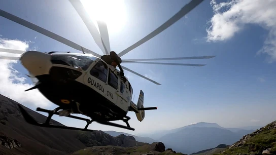 Foto de archivo del helicóptero de la Guardia Civil en el Pirineo oscense Foto de archivo del helicóptero de la Guardia Civil en el Pirineo oscense