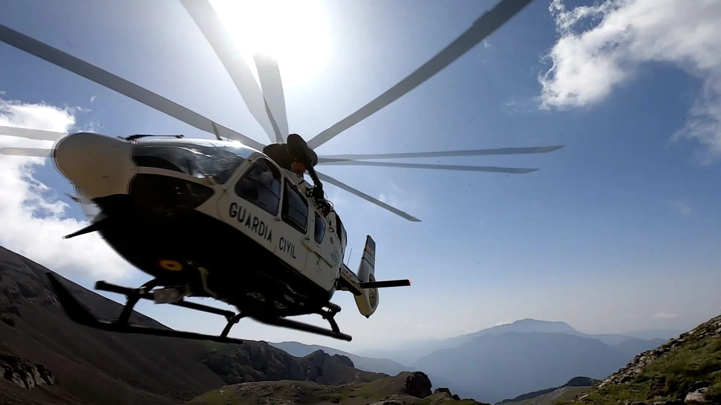 Foto de archivo del helicóptero de la Guardia Civil en el Pirineo oscense Foto de archivo del helicóptero de la Guardia Civil en el Pirineo oscense