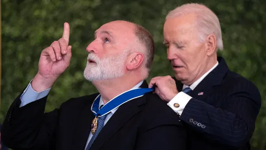 Momento en el que Joe Biden le coloca la medalla a José Andrés Momento en el que Joe Biden le coloca la medalla a José Andrés