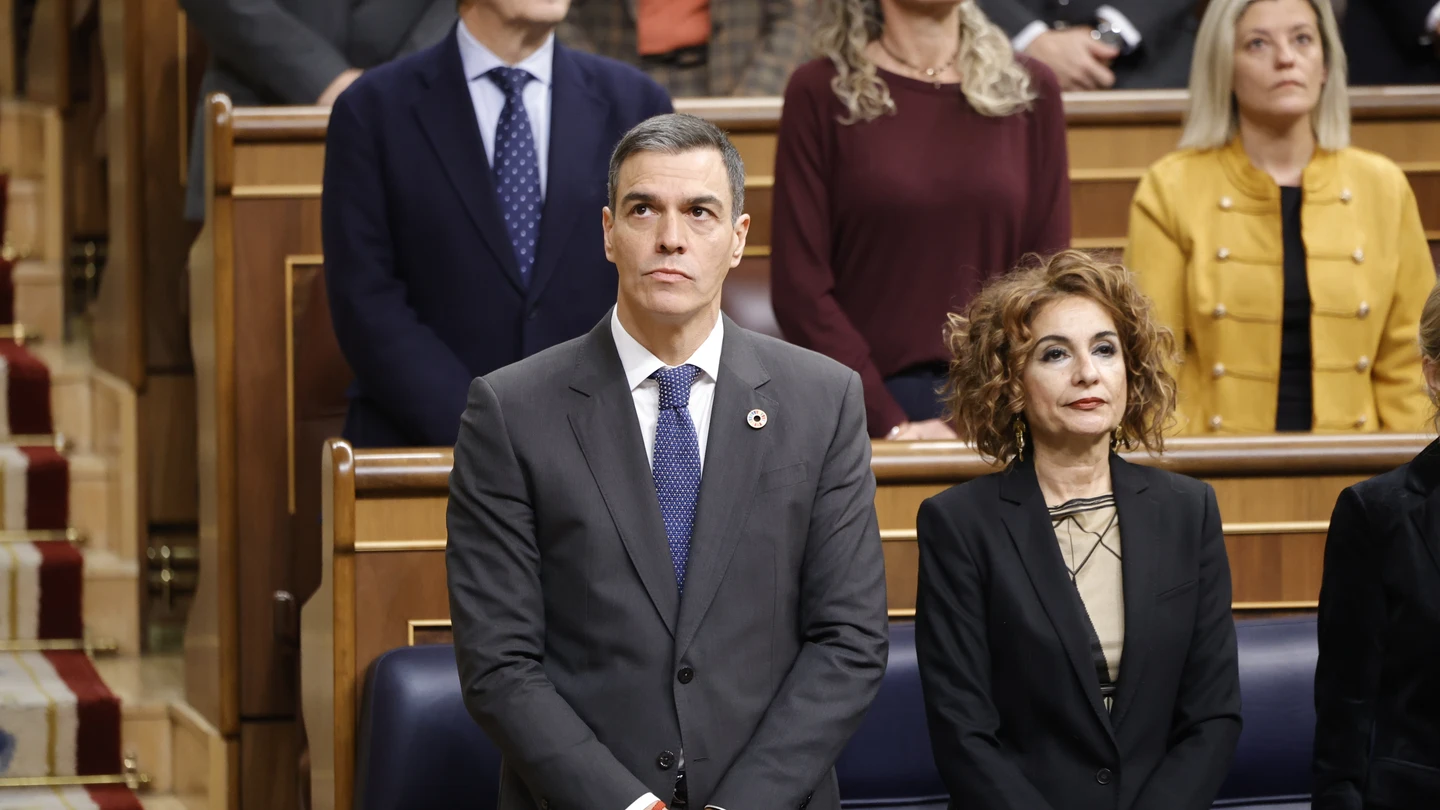 El presidente del Gobierno, Pedro Sánchez y la vicepresidenta primera y ministra de Hacienda, María Jesús Montero, durante una sesión de control al Gobierno El presidente del Gobierno, Pedro Sánchez y la vicepresidenta primera y ministra de Hacienda, María Jesús Montero, durante una sesión de control al Gobierno
